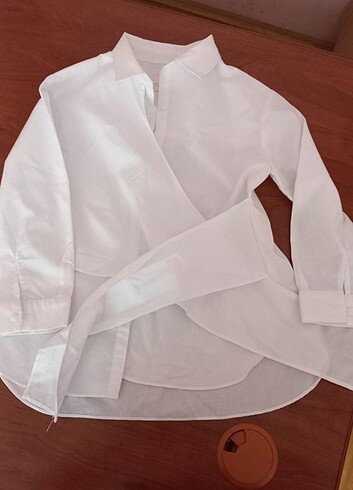 Zara kız çocuk beyaz kuşaklı gömlek 116cm