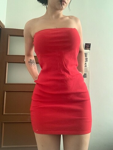 Kırmızı straplez elbise
