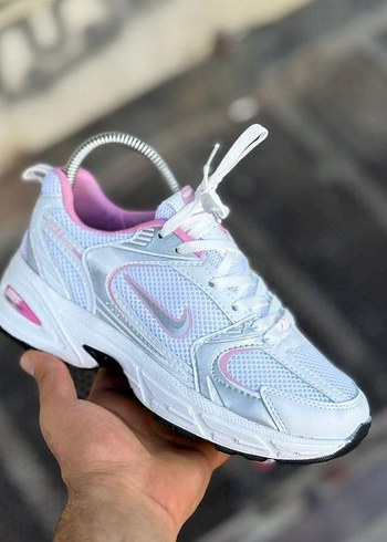 Beyaz Bağcıklı Stiletto Topuk Spor Ayakkabı