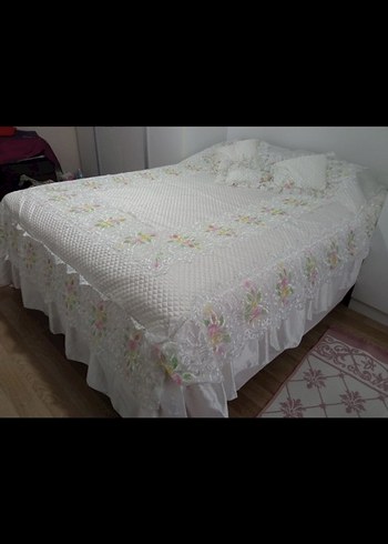 Nakışlı Beyaz Yatak Örtüsü - Görsel 3