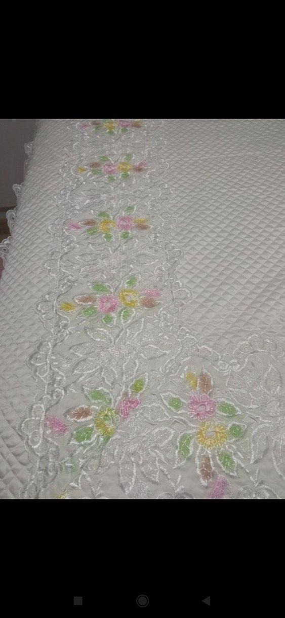 Nakışlı Beyaz Yatak Örtüsü - Görsel 2