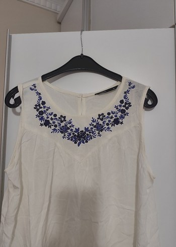 Nakışlı yuvarlak Yaka Kolsuz Beyaz Mini Bluz - Görsel 2