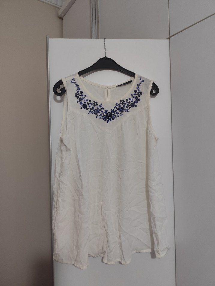 Nakışlı yuvarlak Yaka Kolsuz Beyaz Mini Bluz - Görsel 3