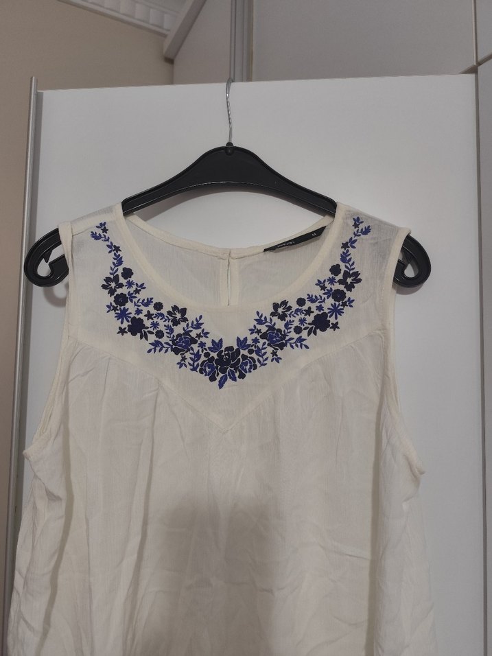 Nakışlı yuvarlak Yaka Kolsuz Beyaz Mini Bluz - Görsel 2