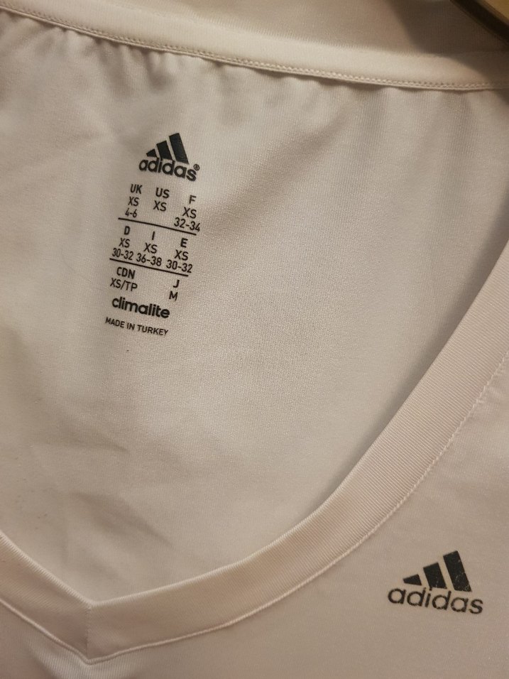 Beyaz V Yaka Kadın Kısa Kollu Tişört - Görsel 2