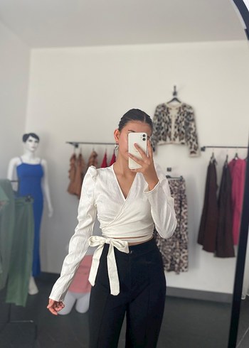 Beyaz Kuşaklı Midi Saten Bluz - Görsel 5