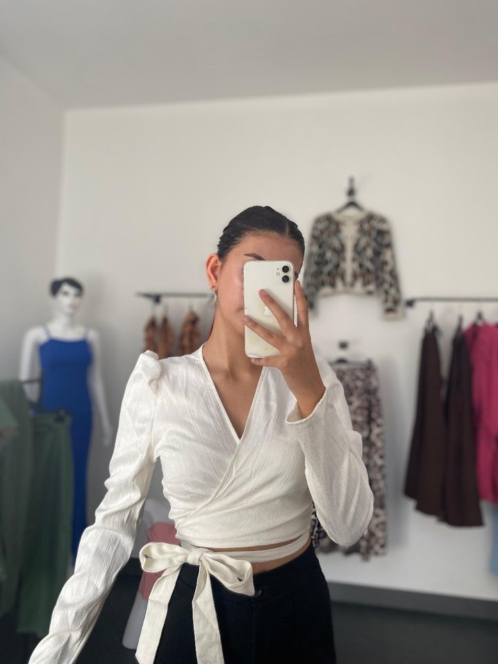 Beyaz Kuşaklı Midi Saten Bluz - Görsel 2