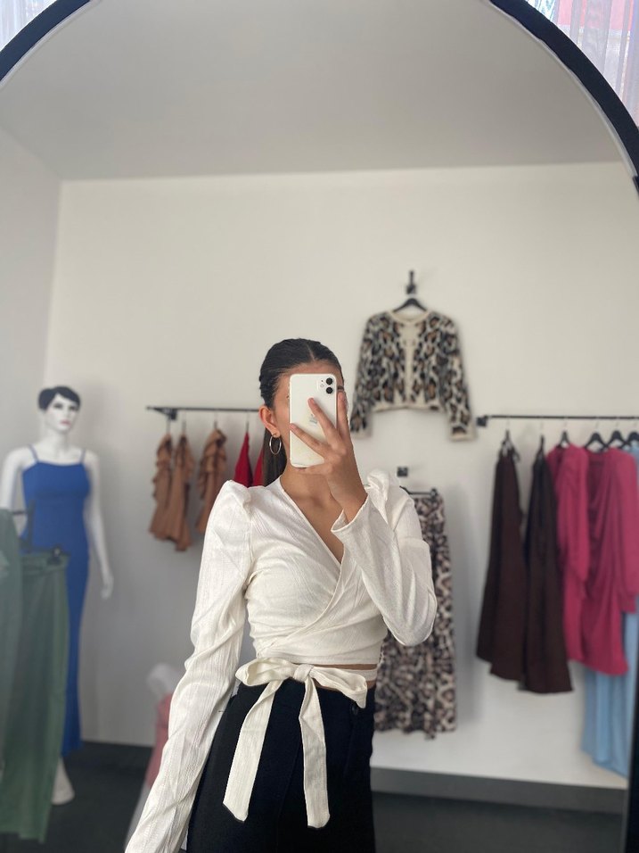 Beyaz Kuşaklı Midi Saten Bluz - Görsel 4