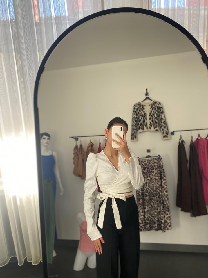 Beyaz Kuşaklı Midi Saten Bluz - Görsel 3