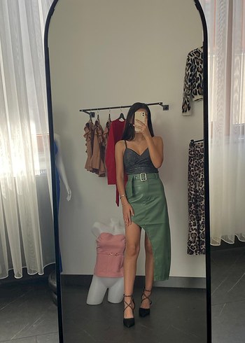 Kemer Detaylı Haki Deri Midi Etek