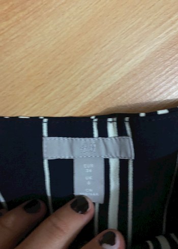 Siyah Beyaz Çizgili Kemerli Kadın Pantolon - Görsel 3