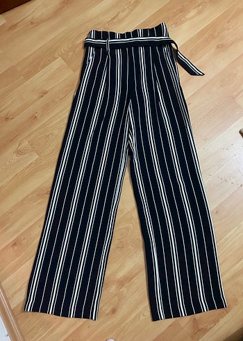 Siyah Beyaz Çizgili Kemerli Kadın Pantolon - Görsel 2