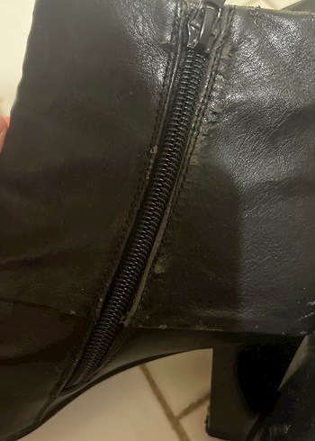 Klasik Siyah Deri Tokalı Kadın Bot - Görsel 3