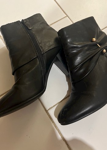 Klasik Siyah Deri Tokalı Kadın Bot - Görsel 2