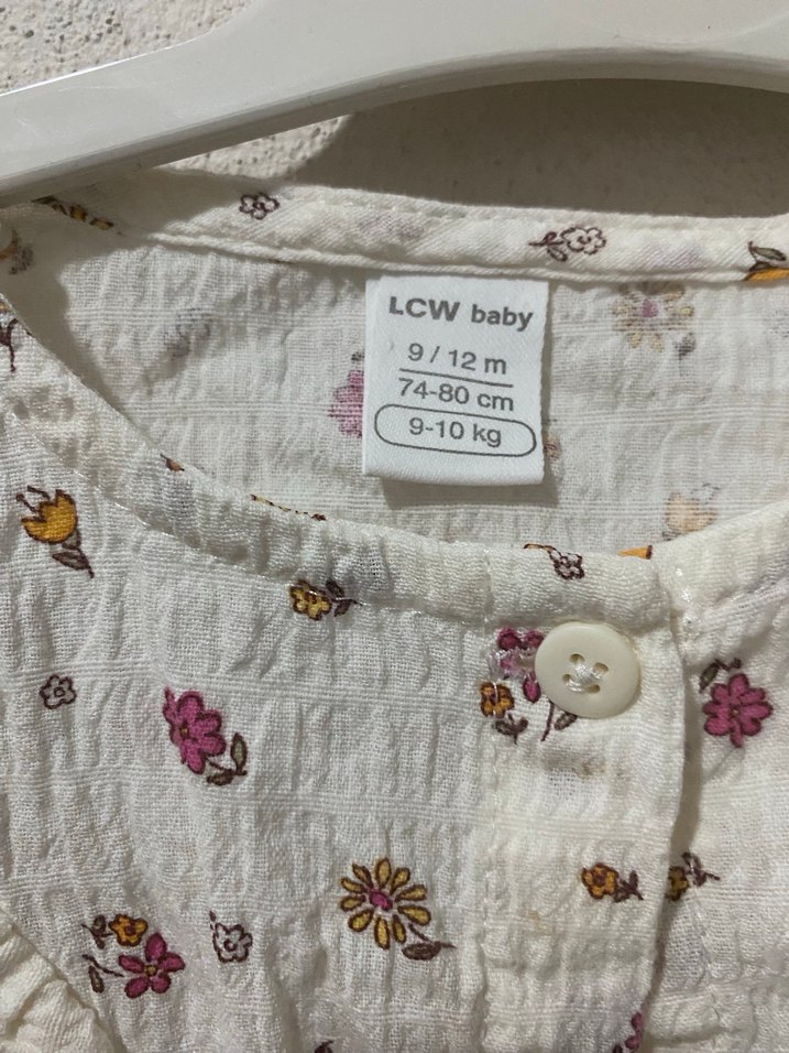 Çiçek Desenli Düğmeli Beyaz Kız Gömlek - Görsel 3