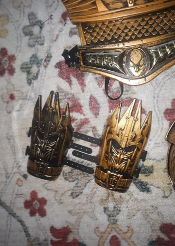 Altın Renkli Desenli Deri Çocuk Zırh Seti - Görsel 4