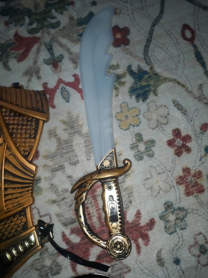 Altın Renkli Desenli Deri Çocuk Zırh Seti - Görsel 3