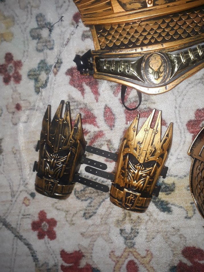 Altın Renkli Desenli Deri Çocuk Zırh Seti - Görsel 4