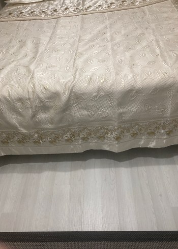 Nakışlı Beyaz Parlak Yatak Örtüsü - Görsel 5