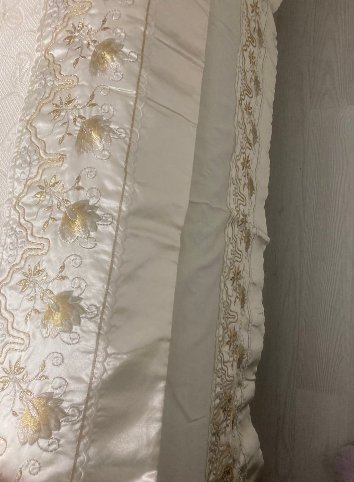 Nakışlı Beyaz Parlak Yatak Örtüsü - Görsel 3