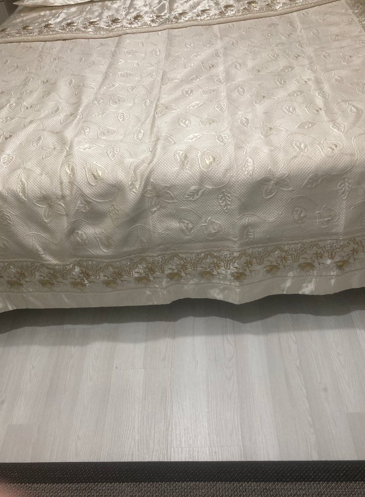 Nakışlı Beyaz Parlak Yatak Örtüsü - Görsel 5