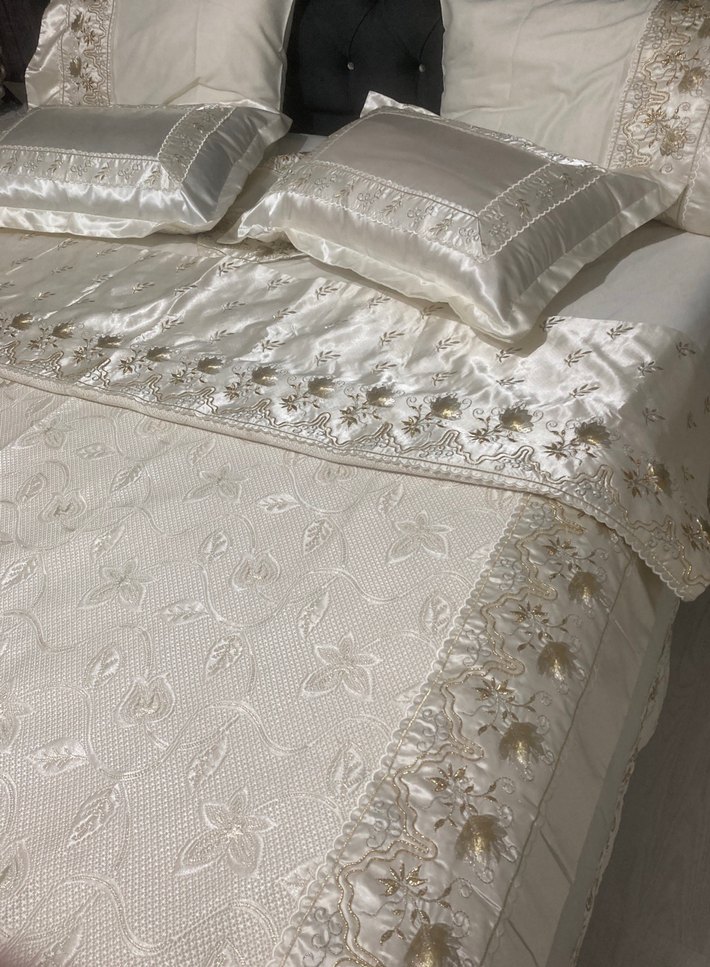 Nakışlı Beyaz Parlak Yatak Örtüsü - Görsel 2