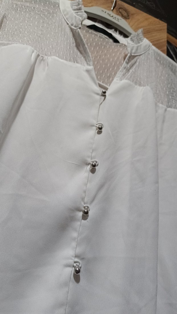 Düğmeli Beyaz V Yaka Kadın Gömlek - Görsel 2