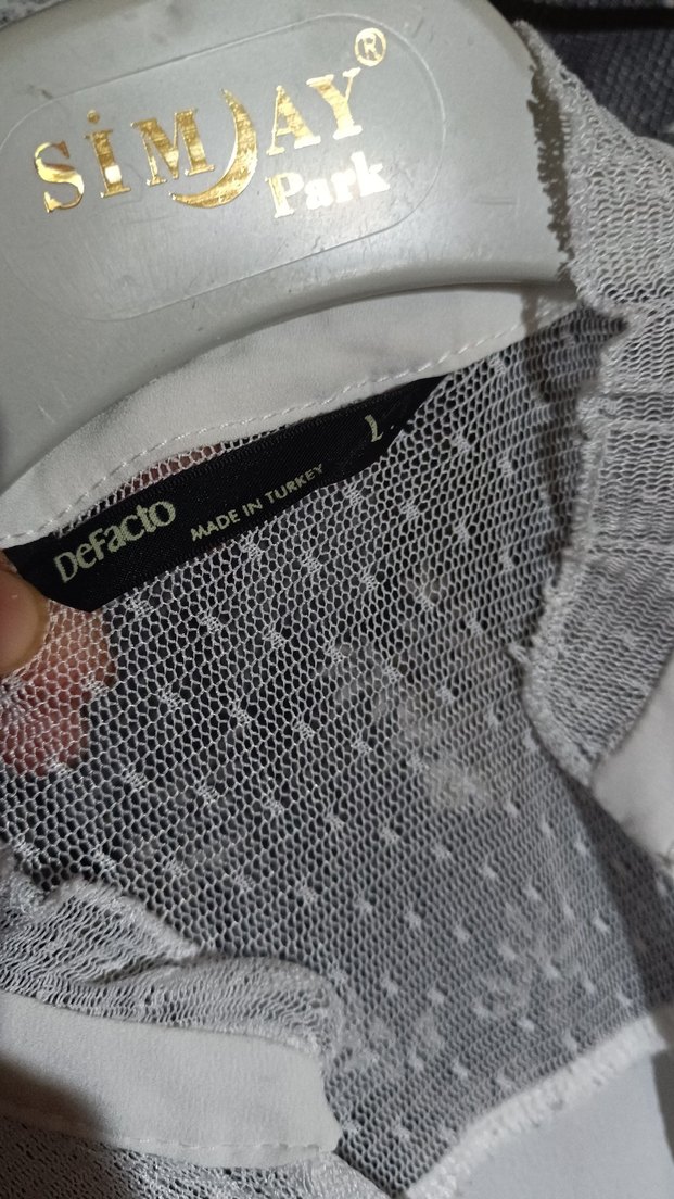 Düğmeli Beyaz V Yaka Kadın Gömlek - Görsel 5