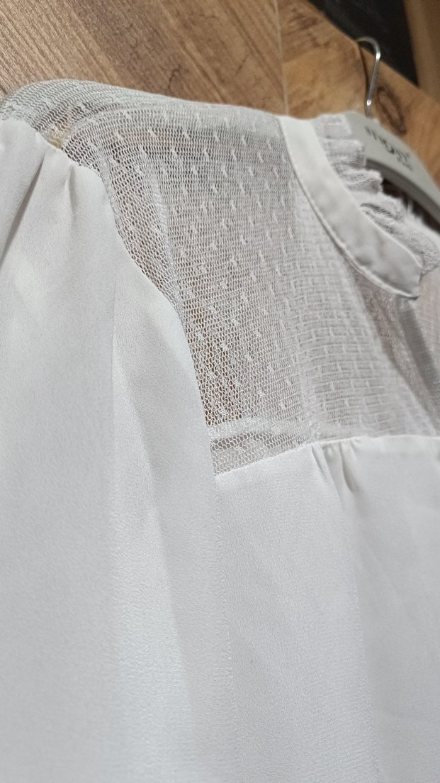 Düğmeli Beyaz V Yaka Kadın Gömlek - Görsel 3