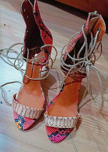 Renkli Yılan Desenli Bağcıklı Stiletto - Görsel 3