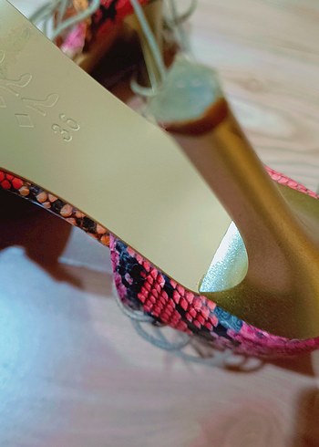 Renkli Yılan Desenli Bağcıklı Stiletto - Görsel 4