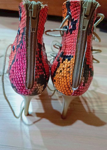 Renkli Yılan Desenli Bağcıklı Stiletto - Görsel 5