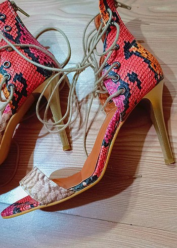 Renkli Yılan Desenli Bağcıklı Stiletto - Görsel 2