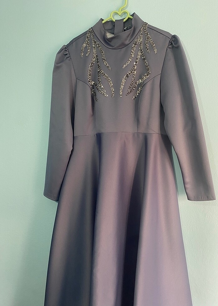 MELİHA TARHANACI ÖZEL TASARIM IŞILTILI GRİ ABİYE - Görsel 3