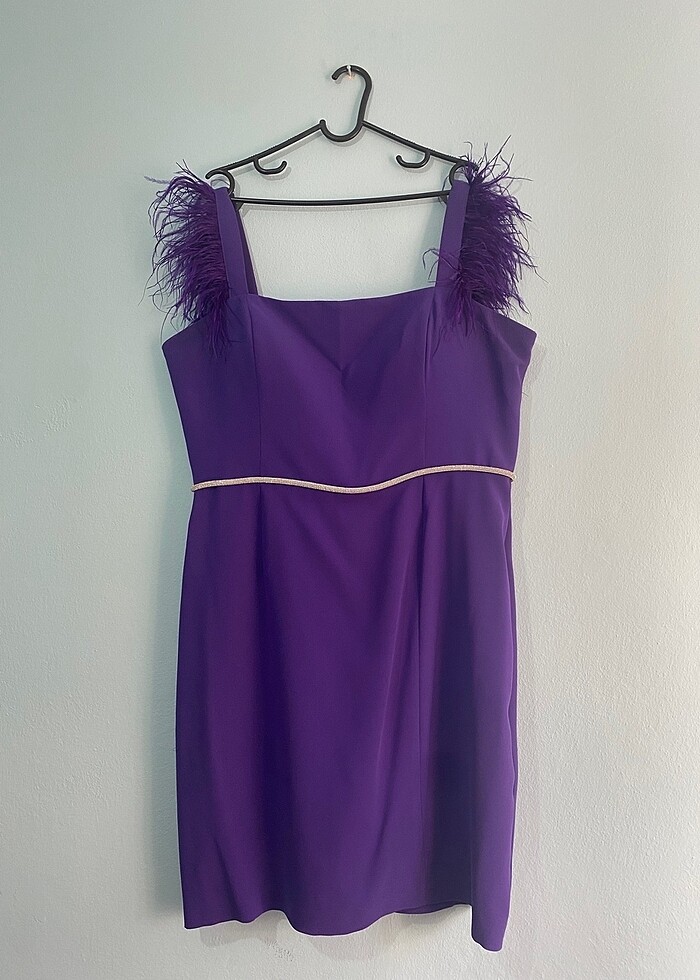 Mor Kokteyl Elbisesi - Tüy Detaylı & Işıltılı Kemerli - Görsel 3