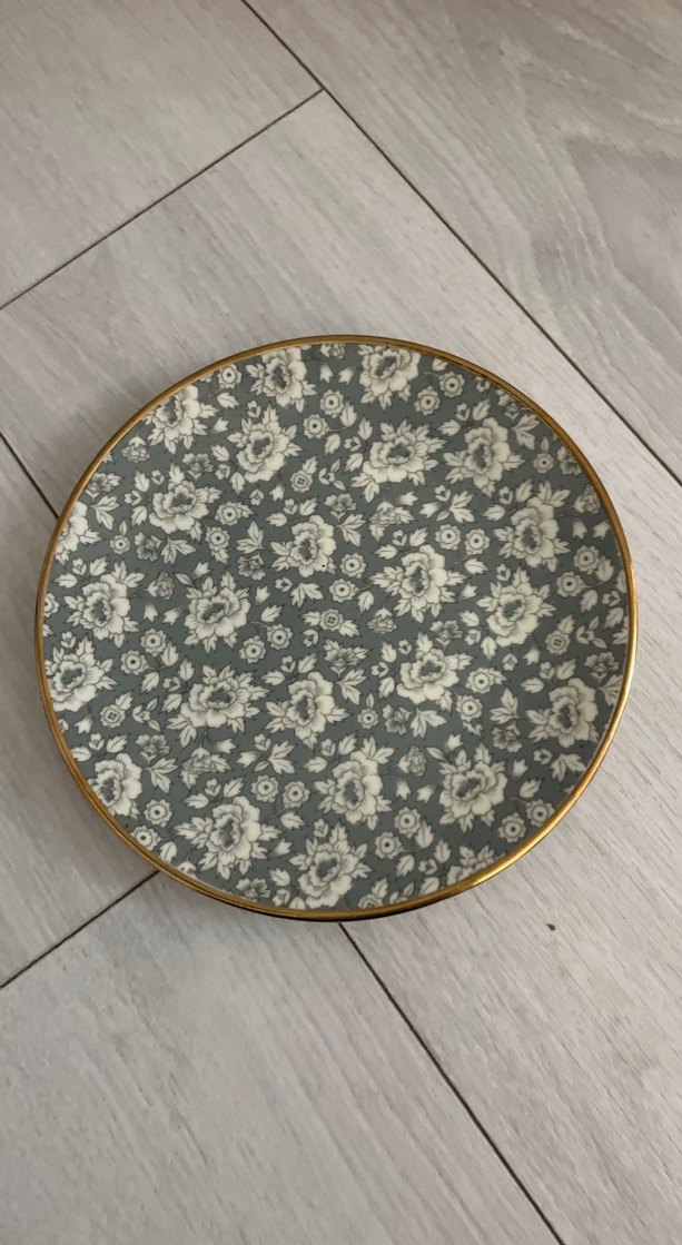 Gri Çiçek Desenli Yuvarlak Tabak - Görsel 3