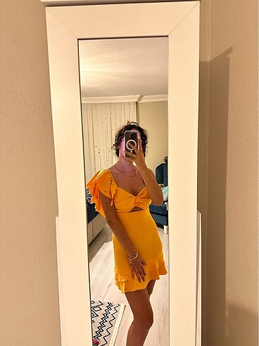 Sarı mini gece elbisesi