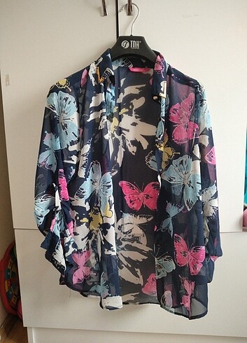 LC Waikiki Kelebek desenli şifon bluz