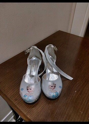 Elsa'lı çocuk topuklu ayakkabı