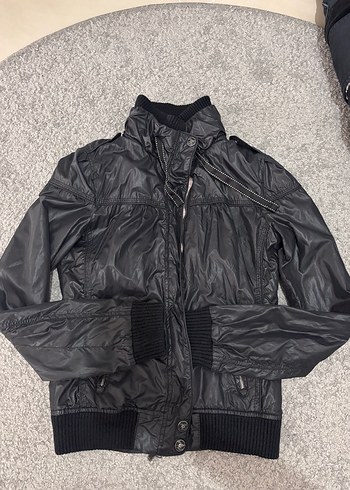 Siyah Yüksek Yakalı Fermuarlı Kadın Yağmurluk - Görsel 4