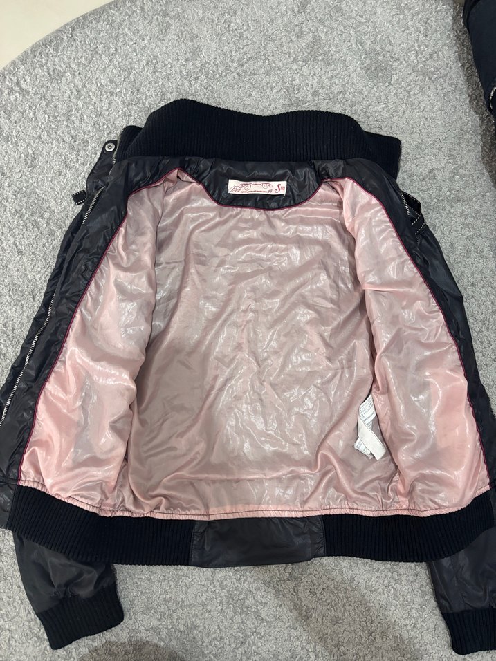 Siyah Yüksek Yakalı Fermuarlı Kadın Yağmurluk - Görsel 3