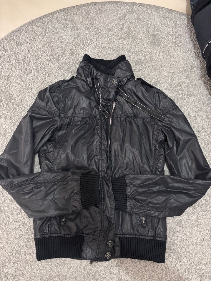 Siyah Yüksek Yakalı Fermuarlı Kadın Yağmurluk - Görsel 4