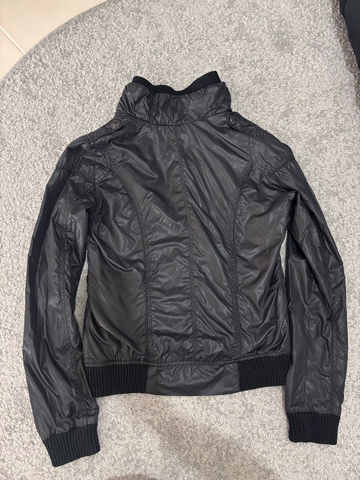 Siyah Yüksek Yakalı Fermuarlı Kadın Yağmurluk - Görsel 5