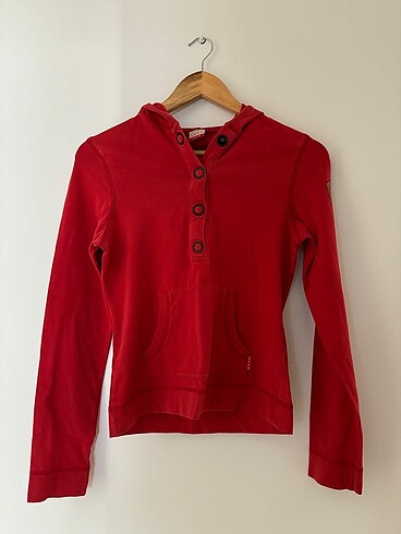 Kapüşonlu kırmızı sweatshirt