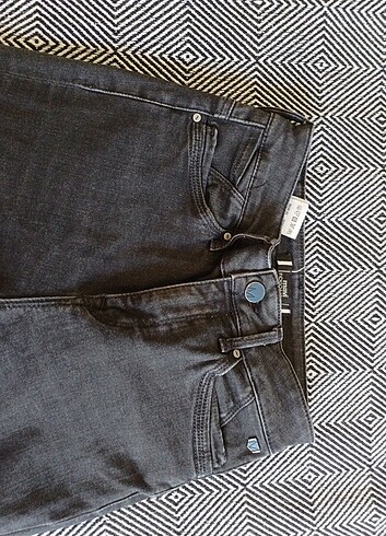 Mavi Jeans Siyah ama biraz gri tonlu bir kot dar paça
