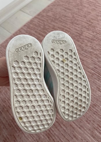 24 Beden Adidas çocuk ayakkabı