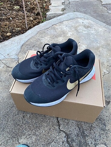 Nike revolution