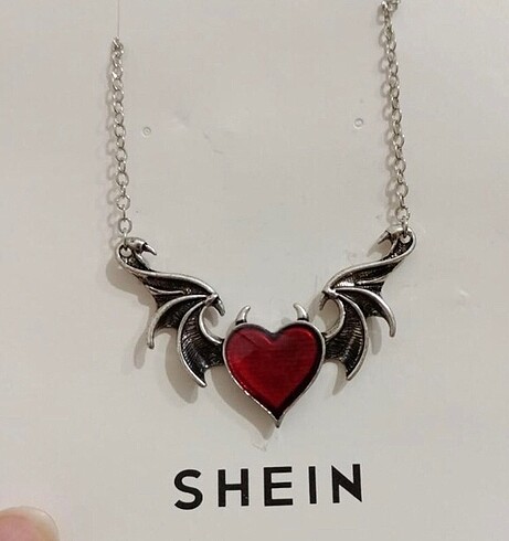 Sheinside Kanatlı kırmızı kalp kolye