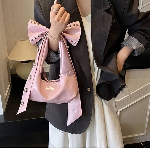 Pembe kol çantası