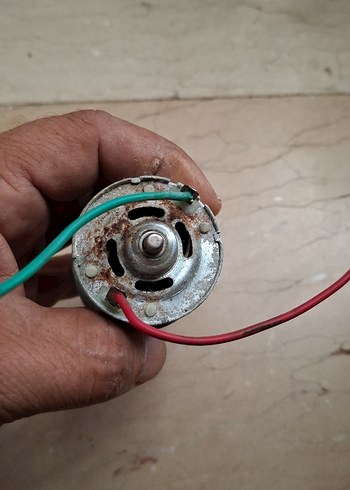 12 v motor bu motor çalışan cihazdan sökülmüştür 100/80 - Görsel 2